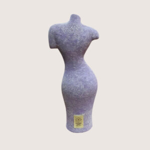 Estatueta Feminina Lilás claro com textura riscas verde terra 11 1